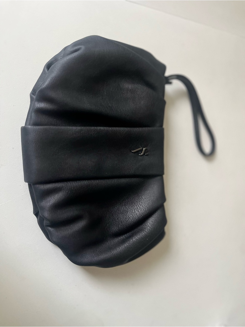 Simply Vera by Vera Black Pleated Wristlet Clutch. - Picture 4 of 7
